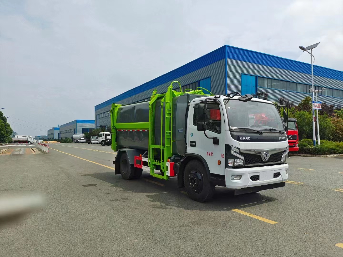 東風(fēng)福瑞卡11方側(cè)裝掛桶垃圾車(chē)